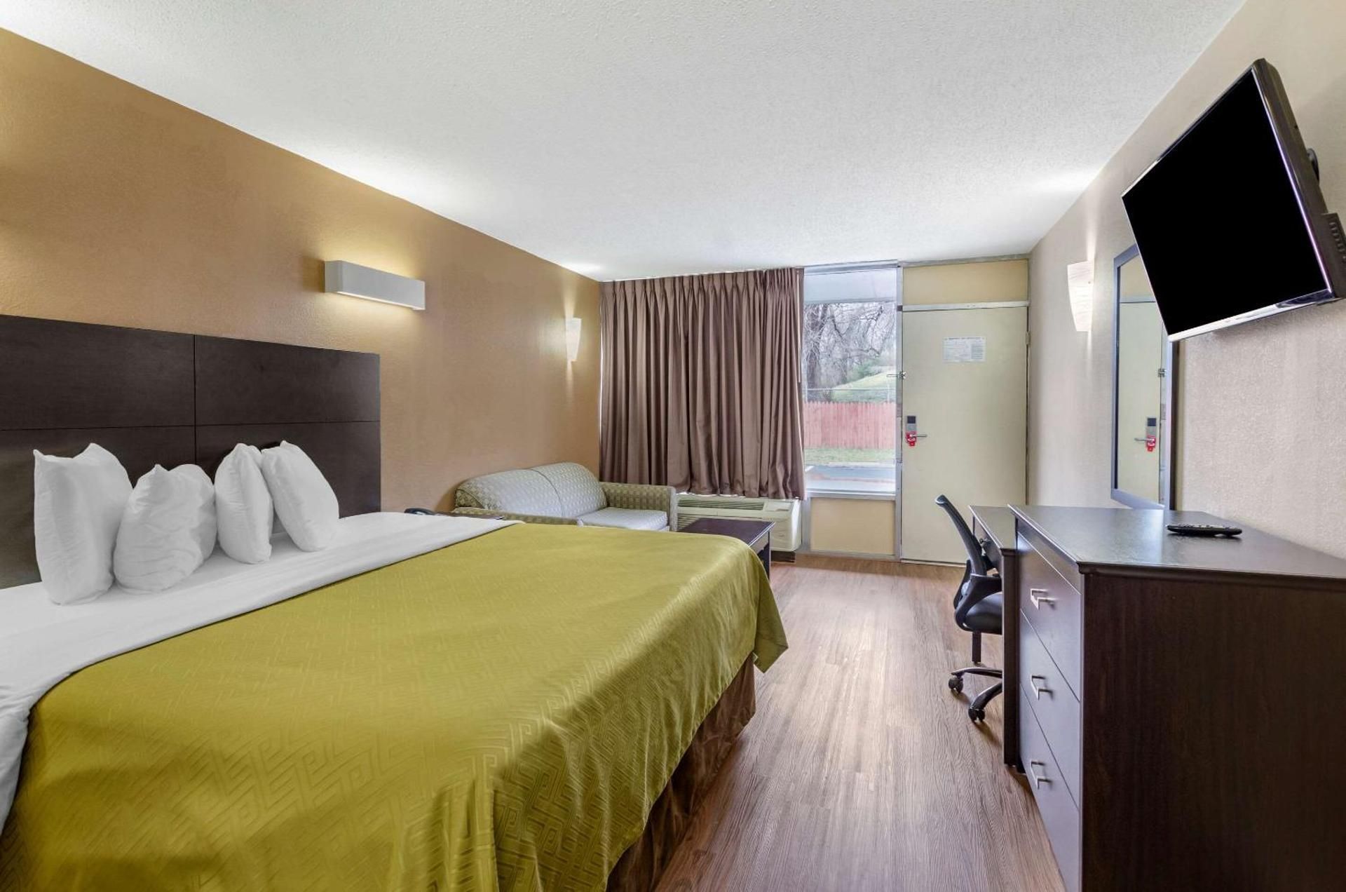 1 King Bed, Smoking