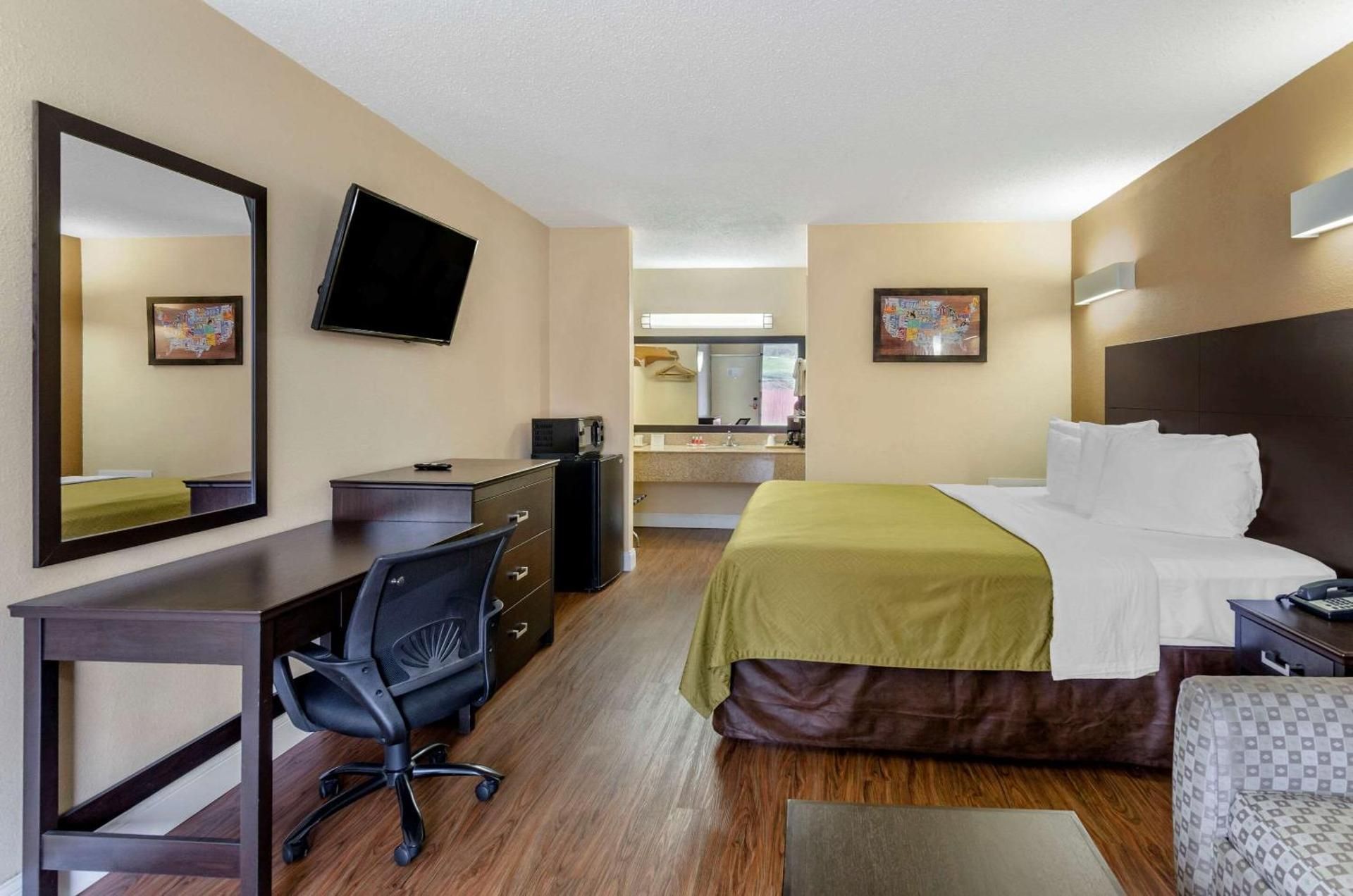 1 King Bed, Smoking