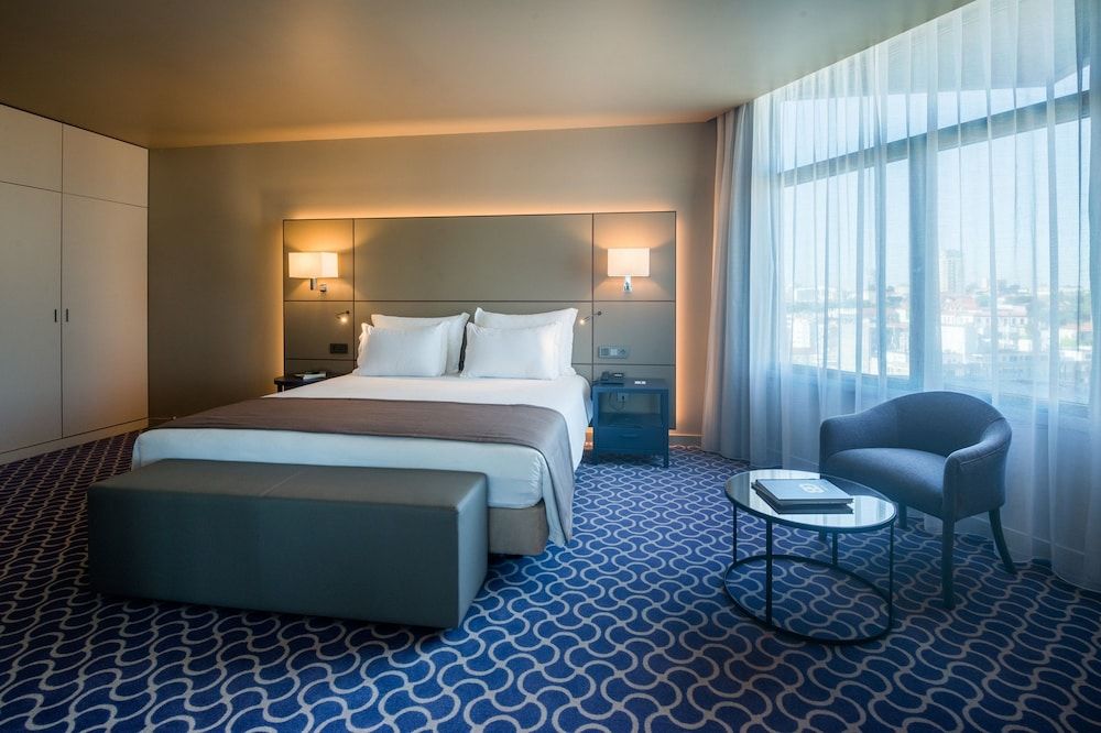 Deluxe Panoramic Suite