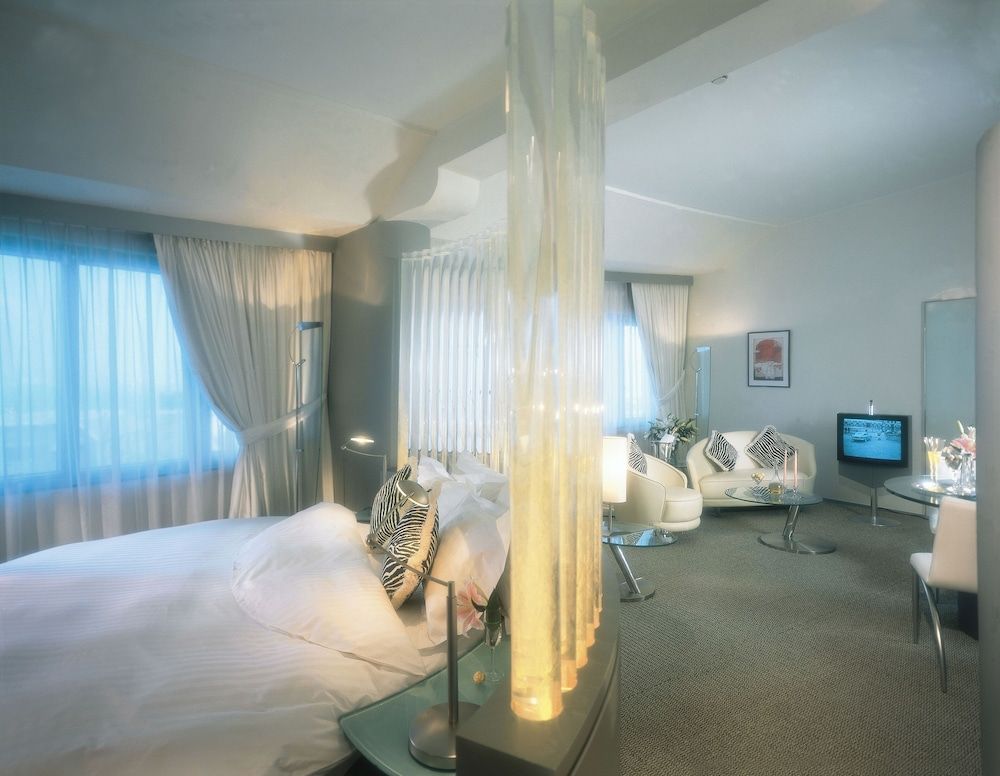 Honeymoon Suite