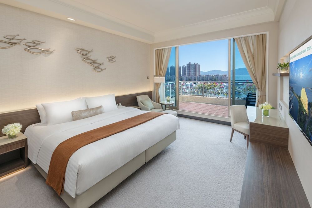Hong Kong Gold Coast Hotel Deluxe Room, 1 King Bed, Balcony, Sea View 3