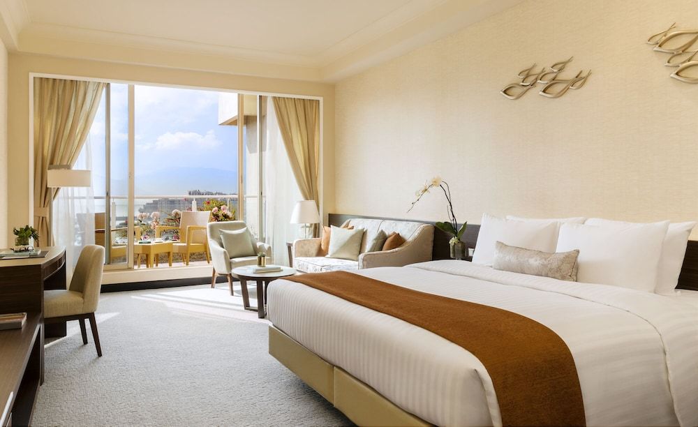 Hong Kong Gold Coast Hotel Deluxe Room, 1 King Bed, Balcony, Sea View