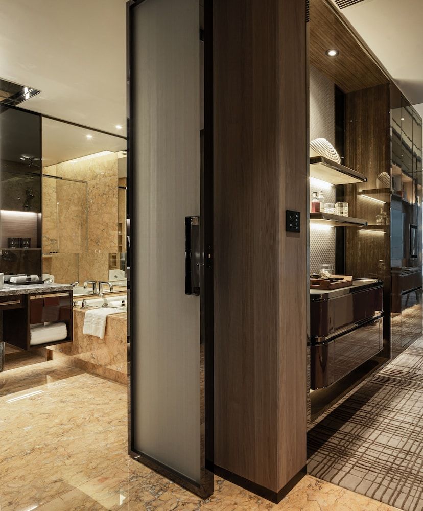 Four Seasons Hotel Hong Kong Superior Room, Non Smoking, Harbor View 4