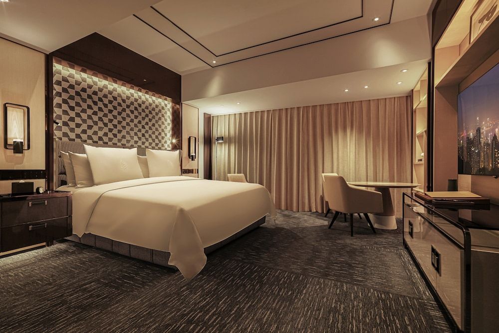 undefined Four Seasons Hotel Hong Kong 8