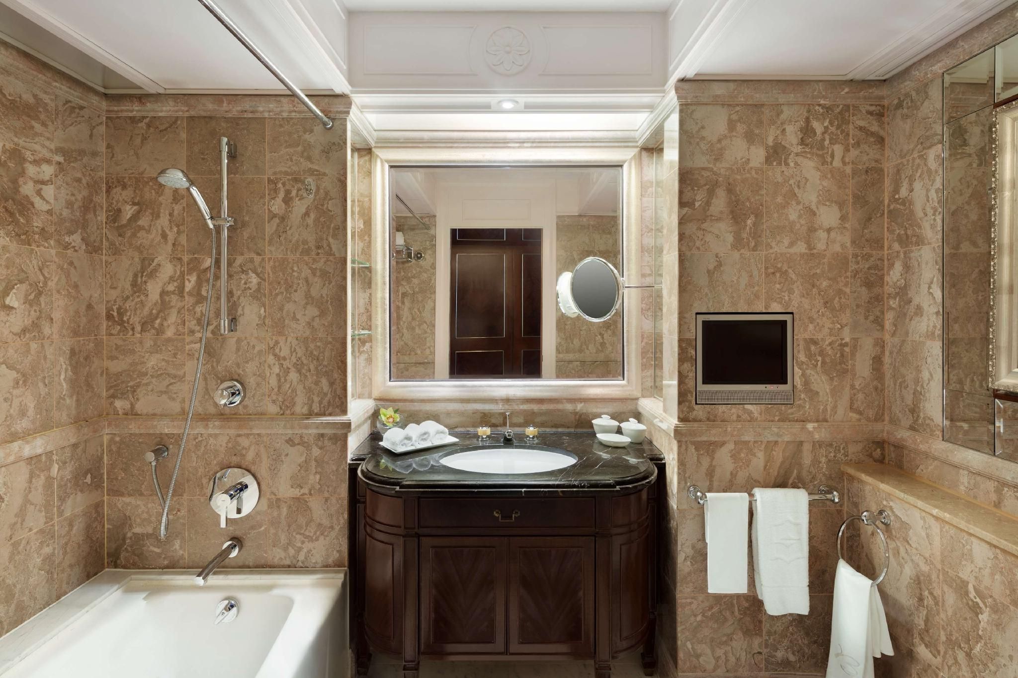 undefined Island Shangri-La, Hong Kong 10