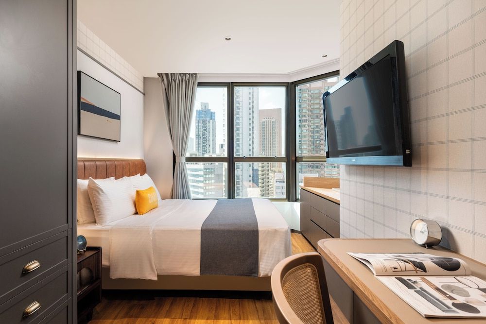 undefined Dash Living On Hollywood 3