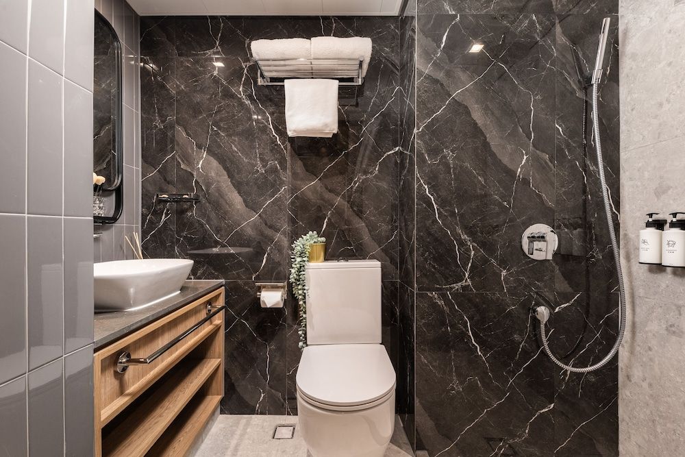 Dash Living On Hollywood Premier Queen Room 5