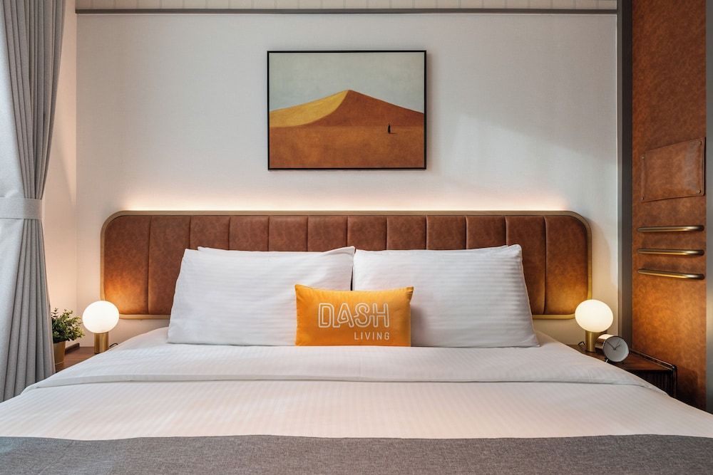 undefined Dash Living On Hollywood 2
