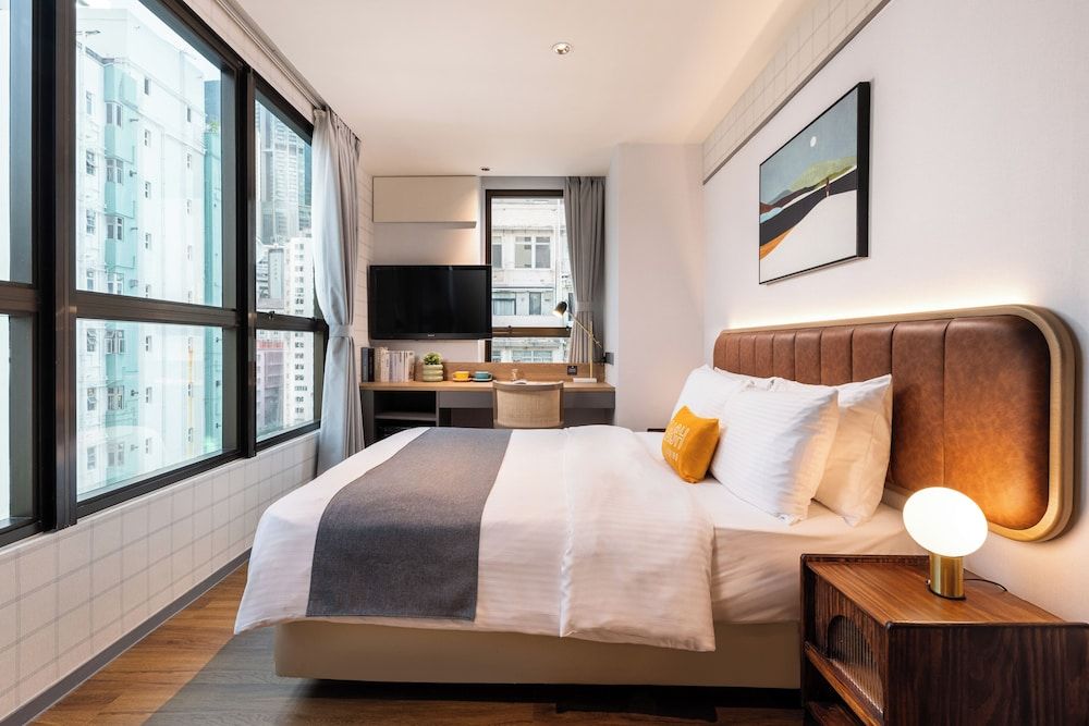 undefined Dash Living On Hollywood 4