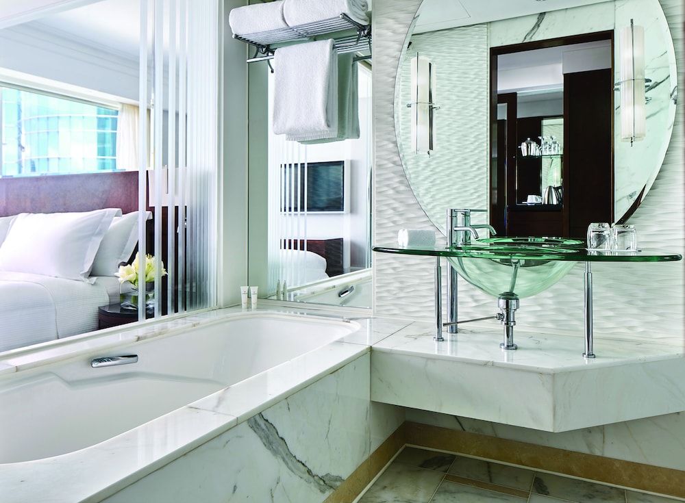 Deep Soaking Bathtub