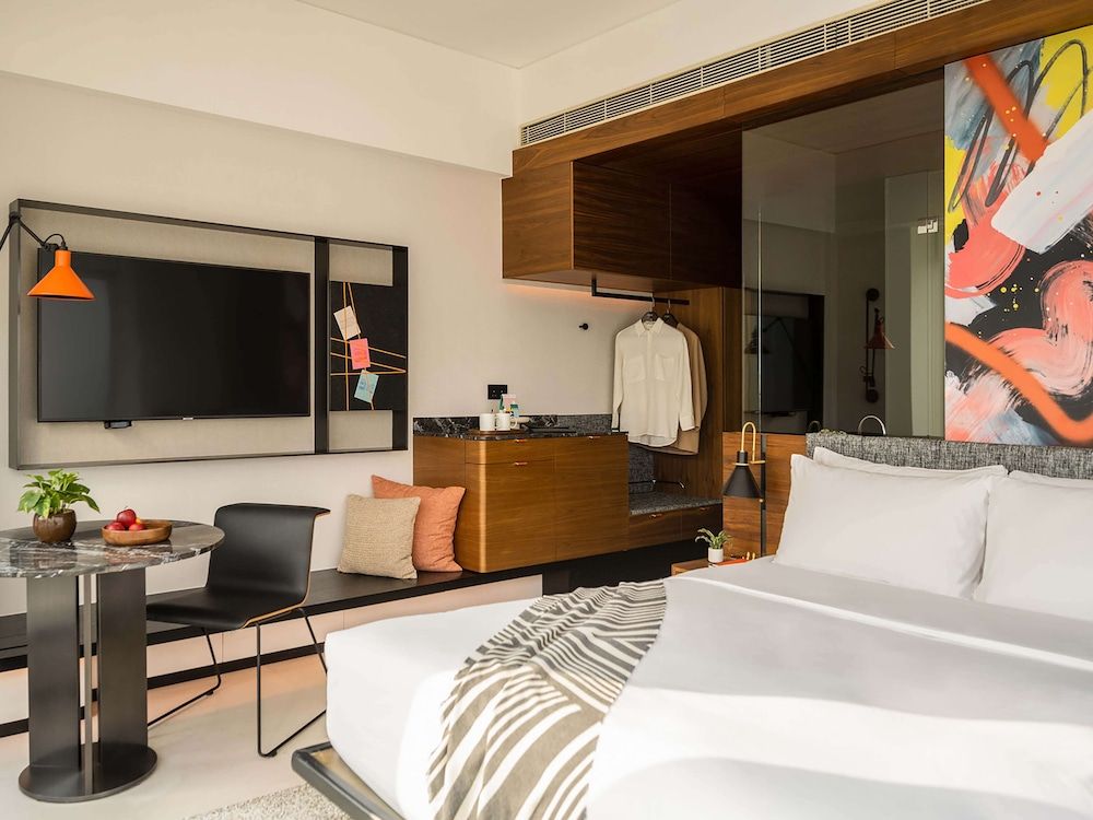Room, 1 Queen Bed, Corner (Urban)