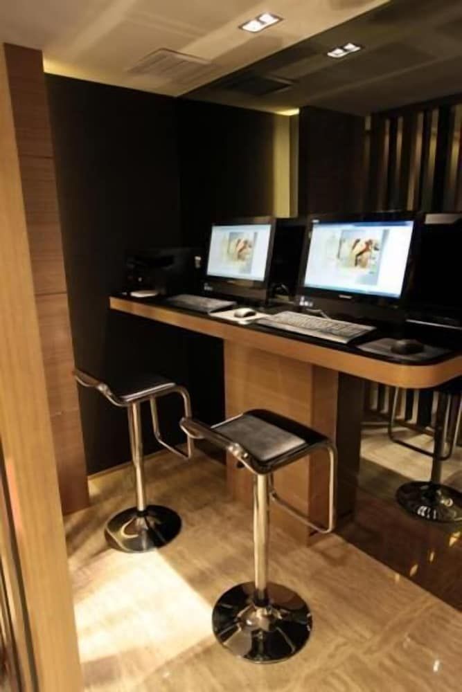 undefined Harbour Inn 8