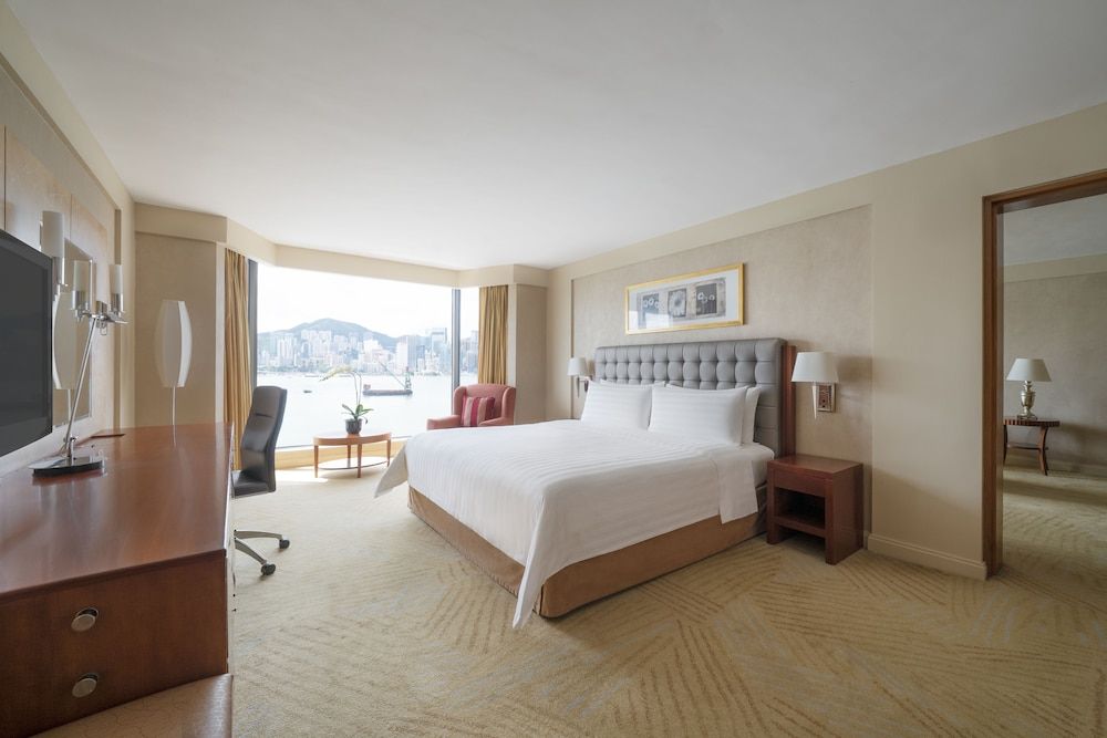 Premier Harbour View Suite with Horizon Club Lounge Access