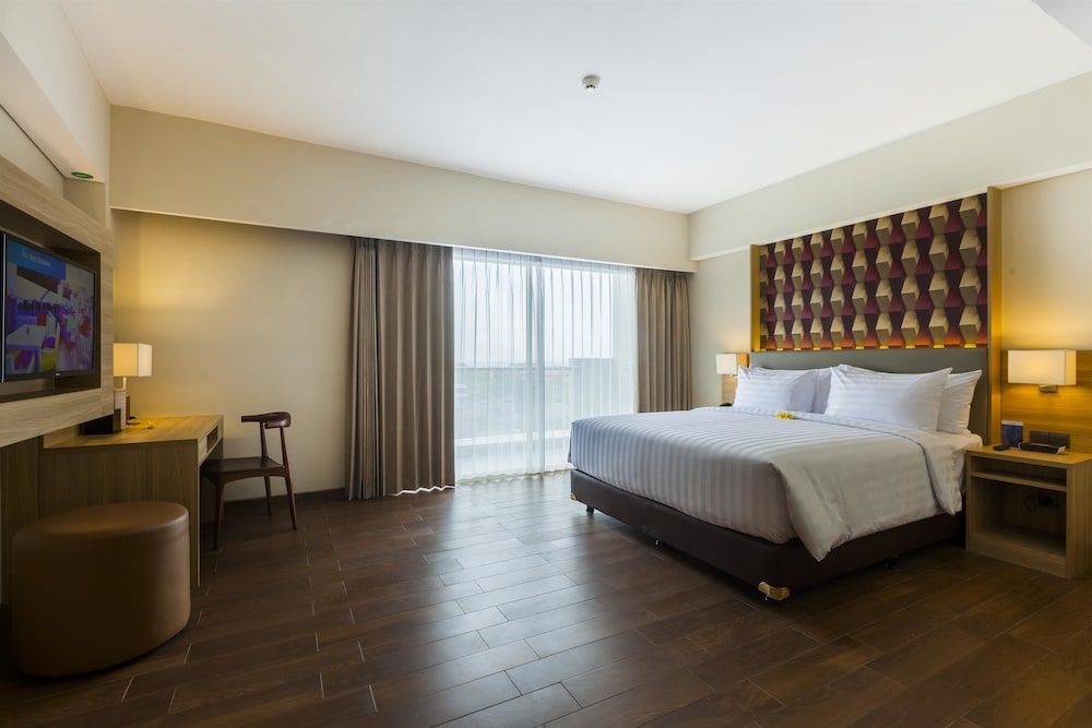 Deluxe Room, 1 Queen Bed, Smoking, Balcony
