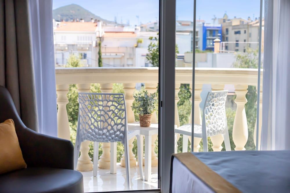 Hotel URH Sitges Playa Double Room, Pool View 7