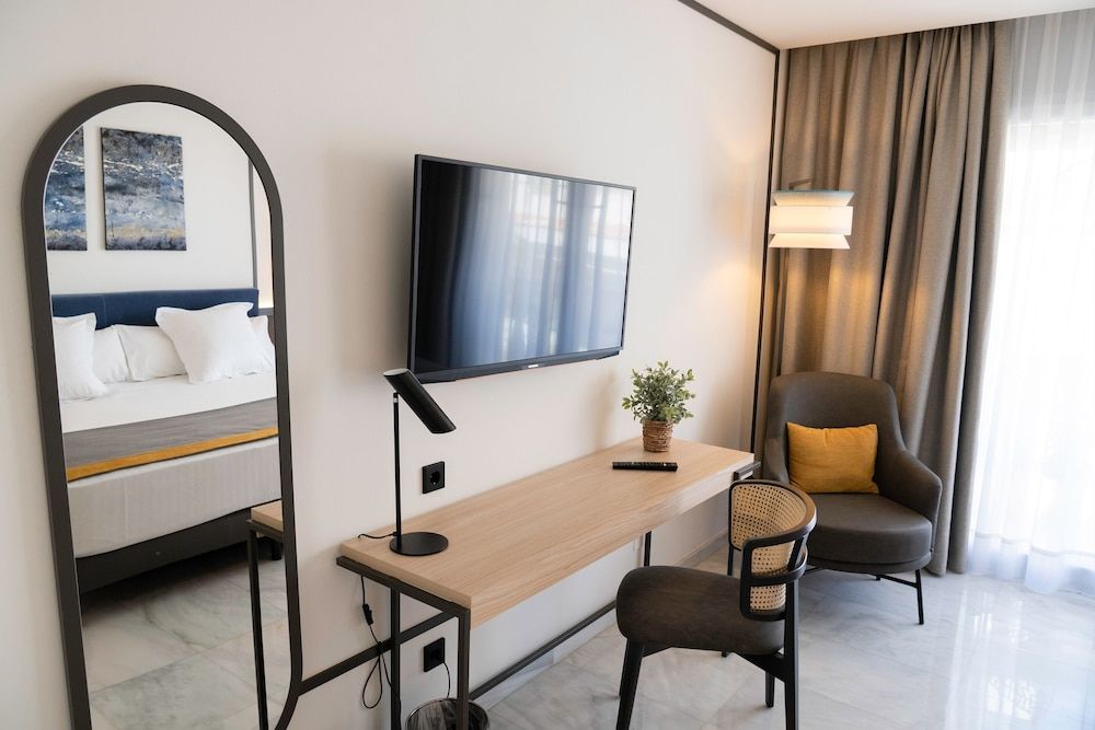 Hotel URH Sitges Playa Superior Single Room, Partial Sea View 12