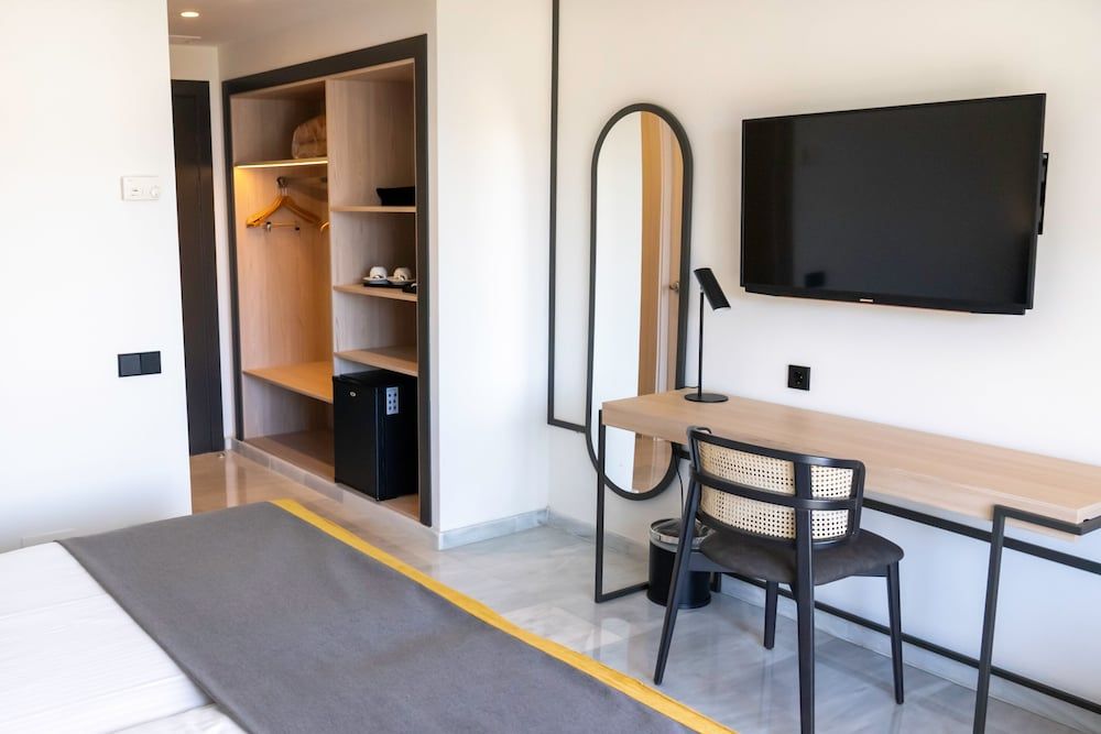 Hotel URH Sitges Playa Double Room, Pool View 6