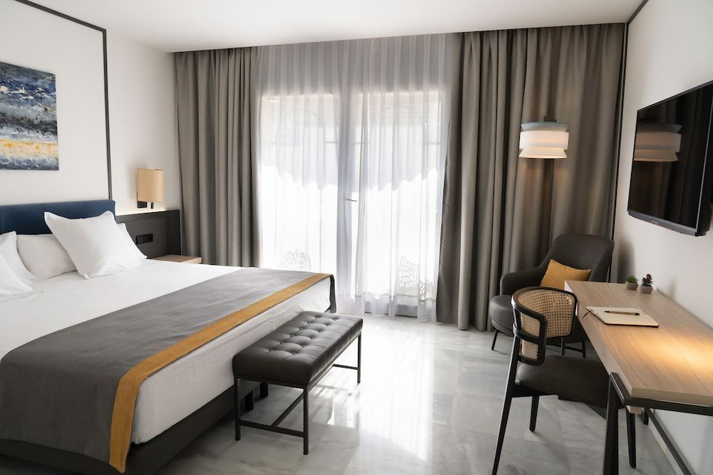 Hotel URH Sitges Playa Superior Single Room, Partial Sea View 3