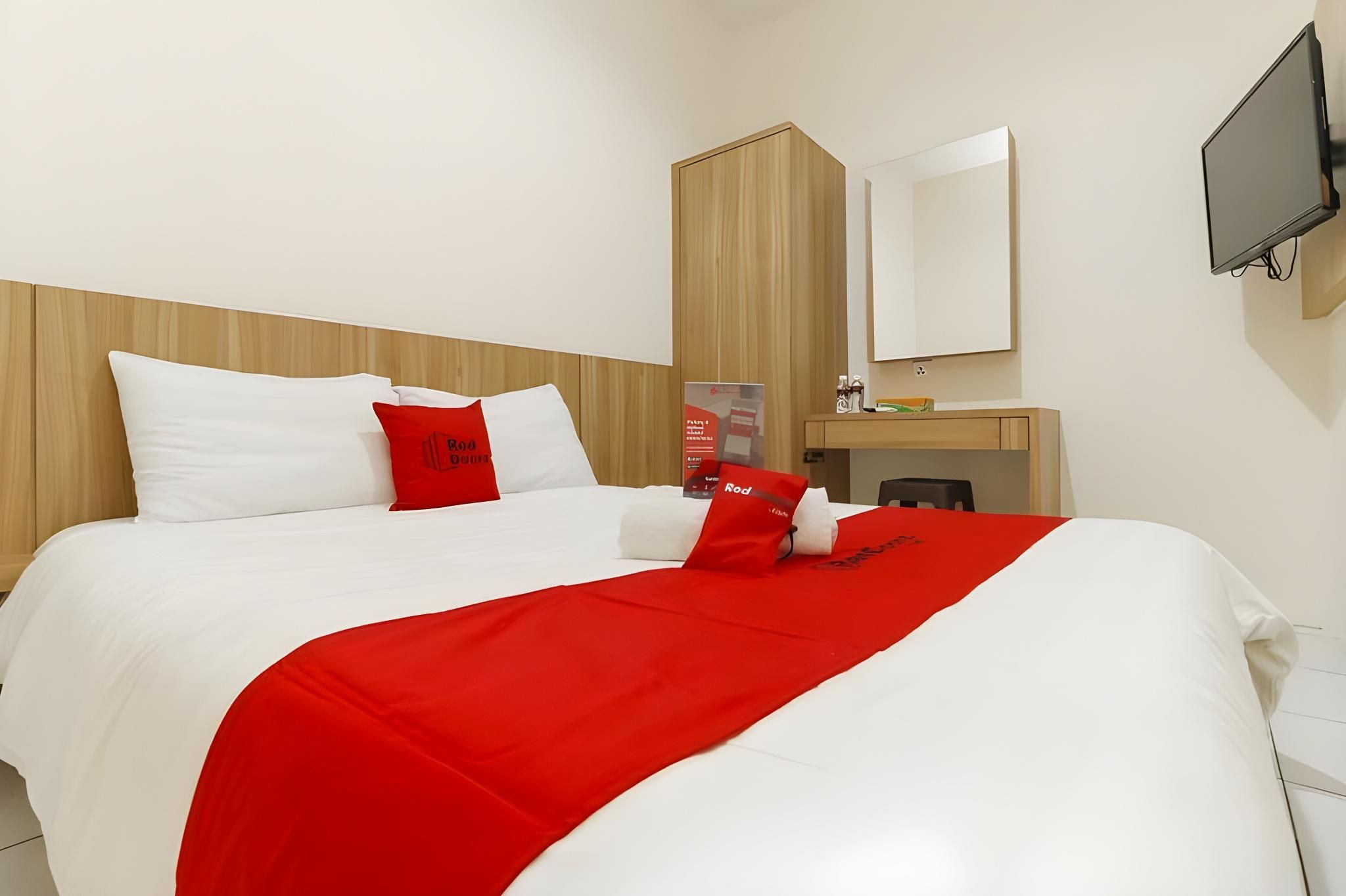 RedDoorz @ Nagoya Indah Batam Standard Room No Window 2