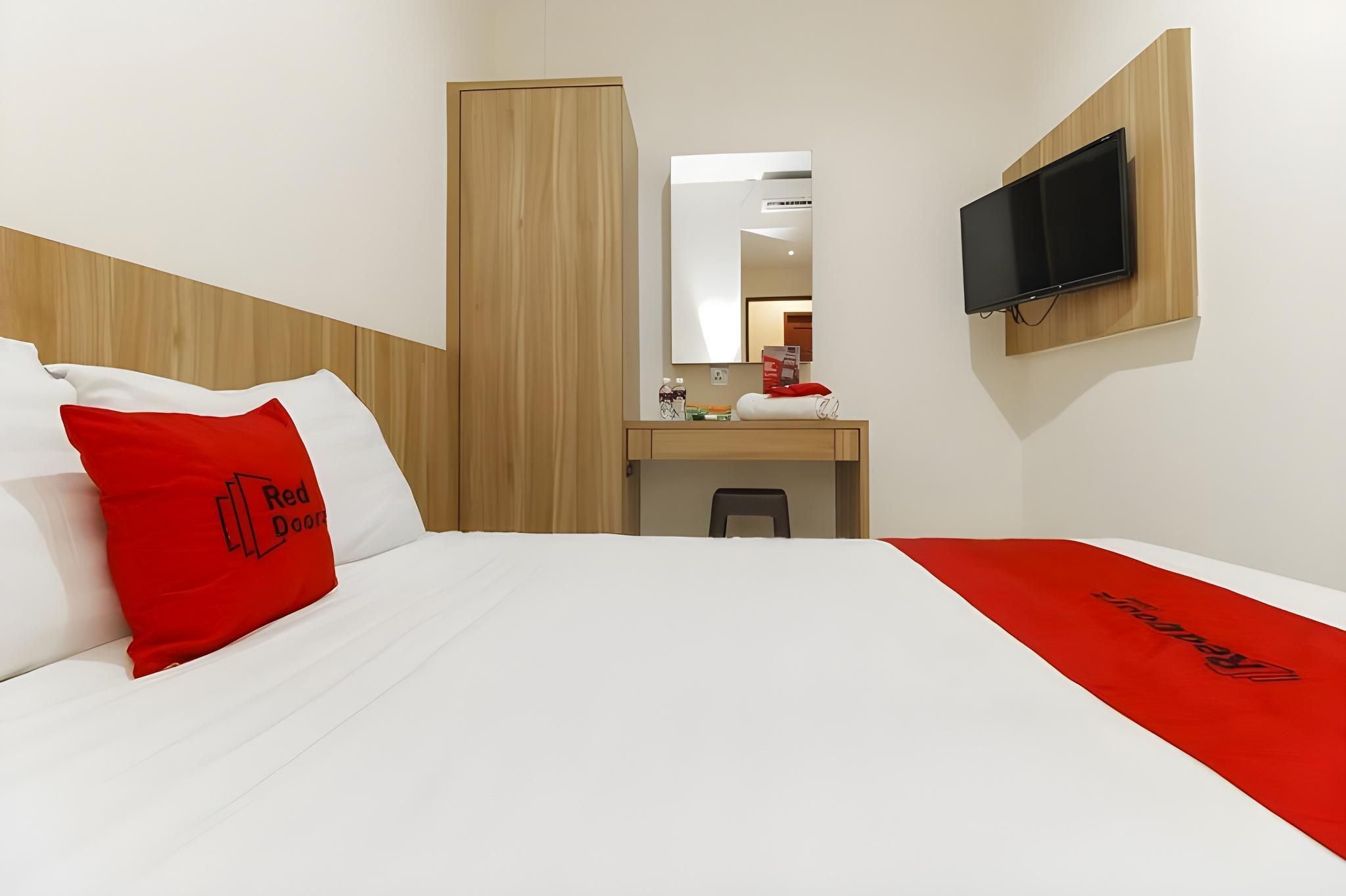 RedDoorz @ Nagoya Indah Batam Standard Room No Window 4