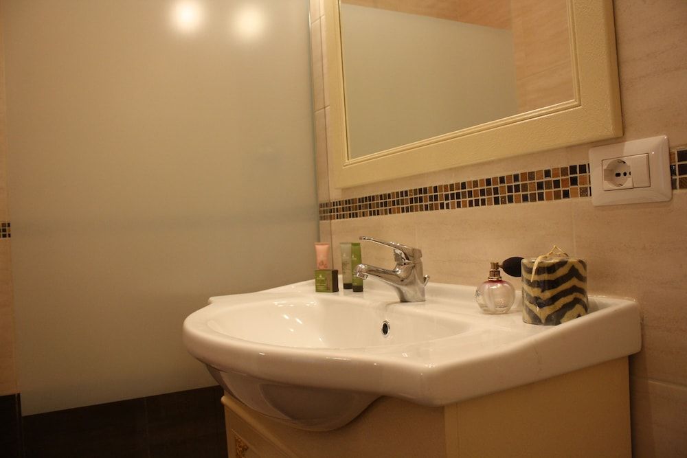 Pope's Suites Junior Double Room (Rosso / Beige) 15