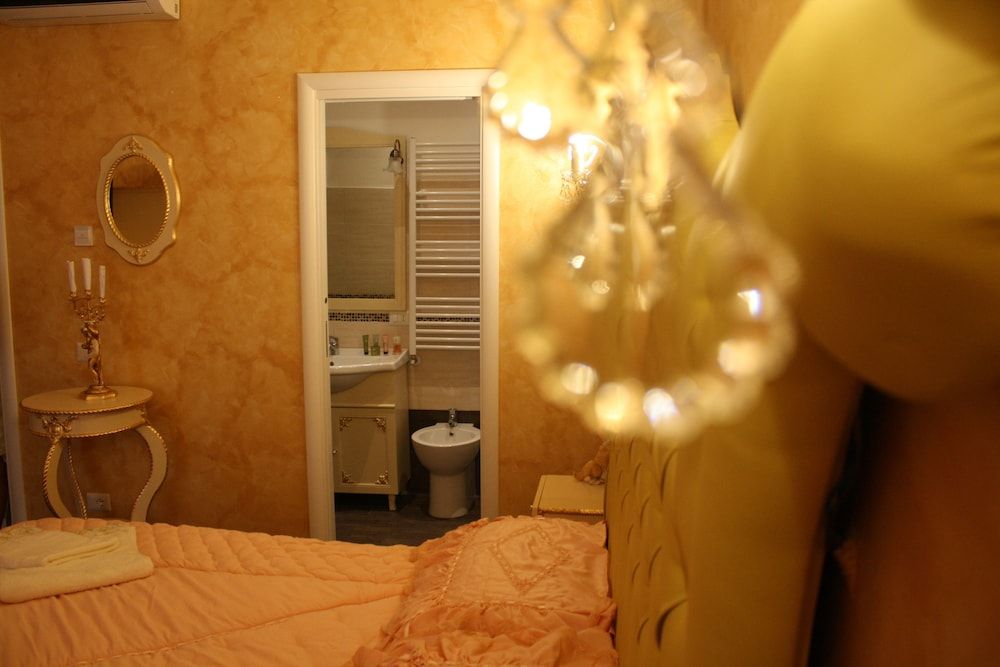 Pope's Suites Junior Double Room (Rosso / Beige) 32