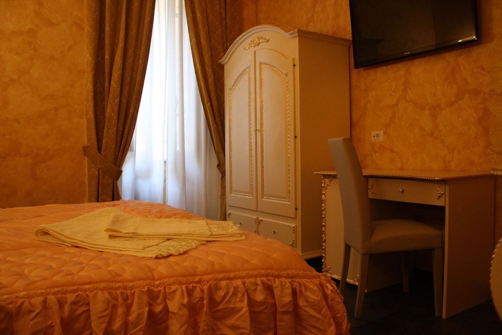 Pope's Suites Junior Double Room (Rosso / Beige) 7