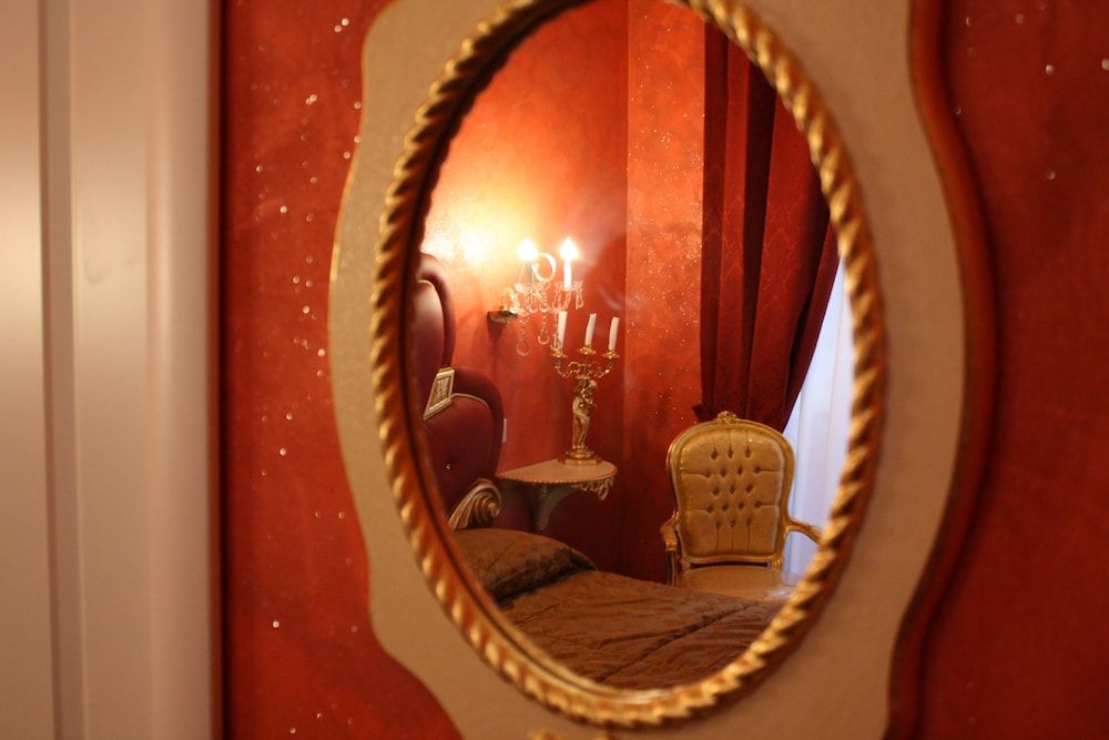 Pope's Suites Junior Double Room (Rosso / Beige) 23