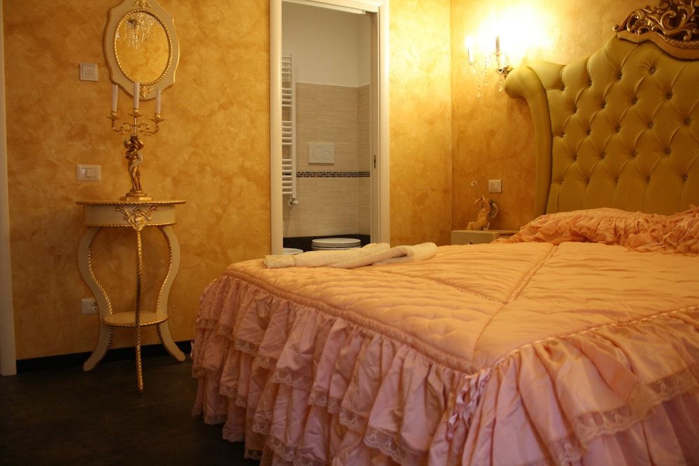 Pope's Suites Junior Double Room (Rosso / Beige) 3