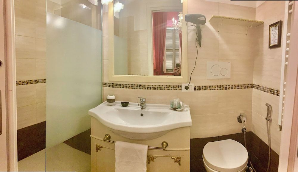 Pope's Suites Junior Double Room (Rosso / Beige) 13