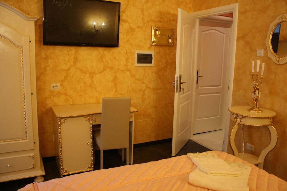 Pope's Suites Junior Double Room (Rosso / Beige) 31