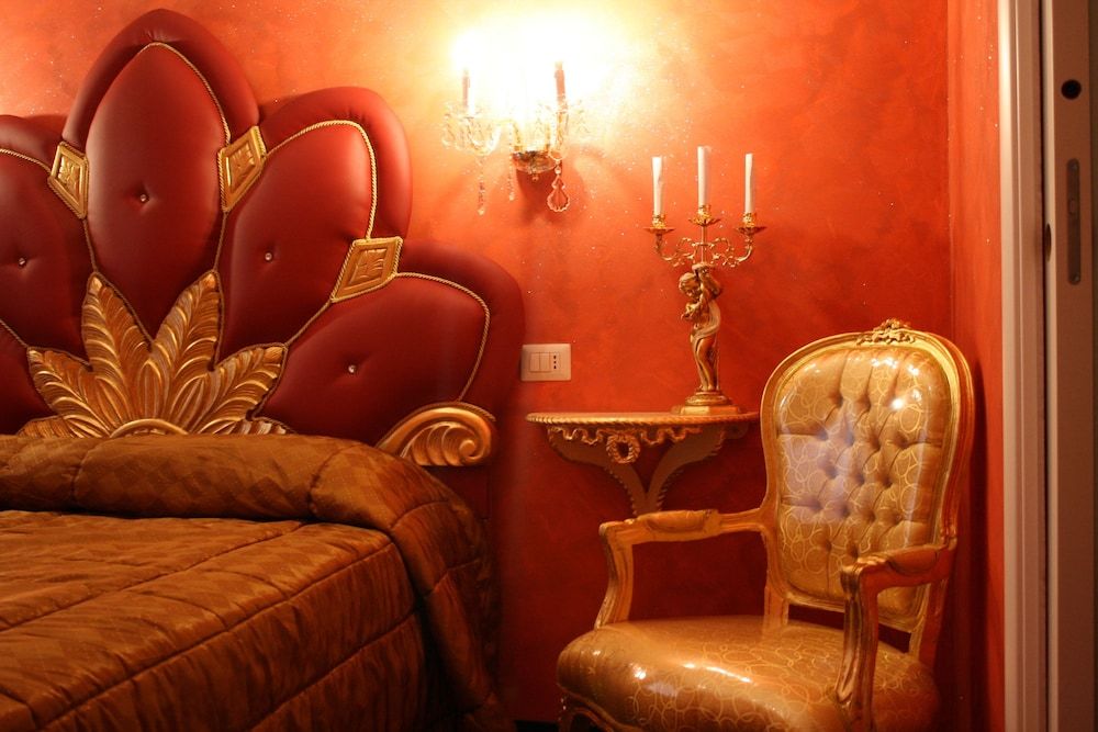 Pope's Suites Junior Double Room (Rosso / Beige) 26