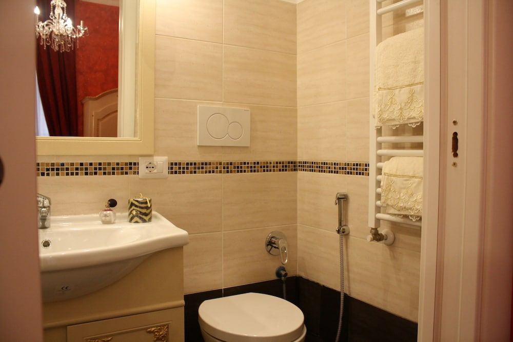 Pope's Suites Junior Double Room (Rosso / Beige) 17