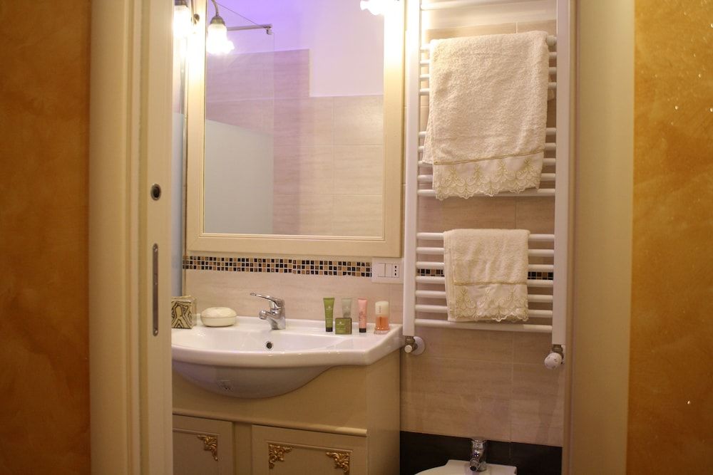 Pope's Suites Junior Double Room (Rosso / Beige) 19