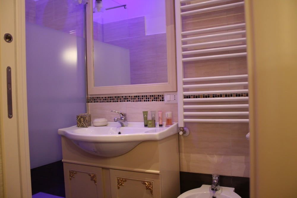 Pope's Suites Junior Double Room (Rosso / Beige) 11