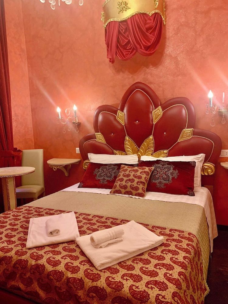 Pope's Suites Junior Double Room (Rosso / Beige) 10