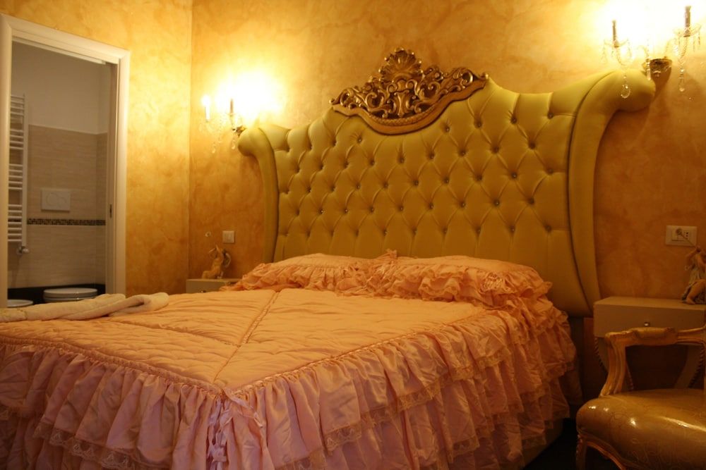 Pope's Suites Junior Double Room (Rosso / Beige) 6