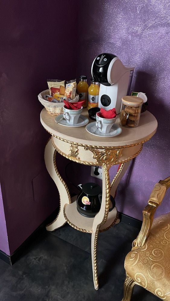 Pope's Suites Junior Double Room (Rosso / Beige) 34