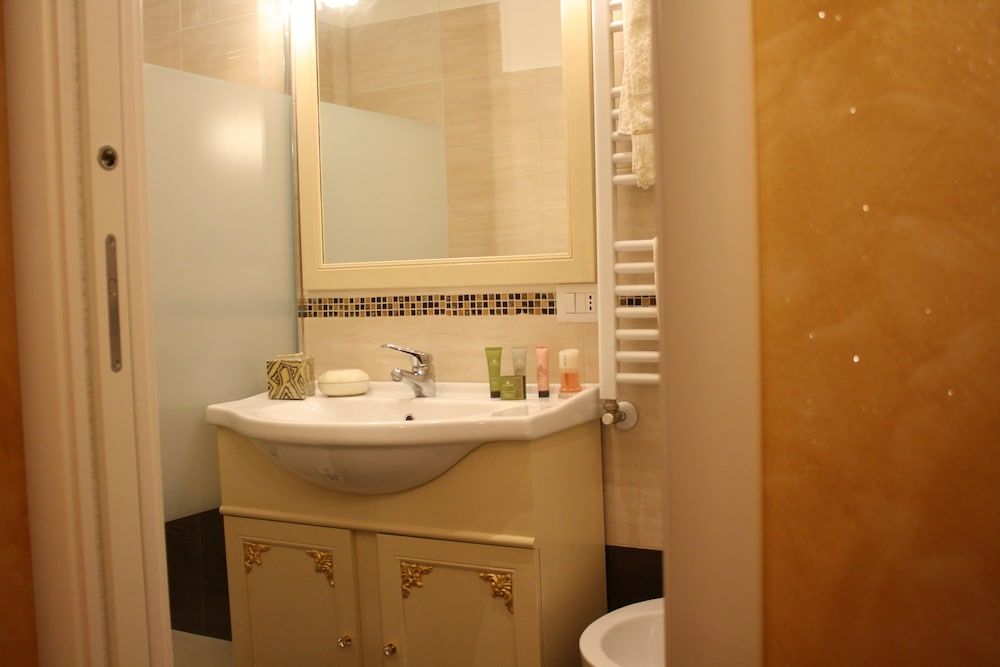 Pope's Suites Junior Double Room (Rosso / Beige) 12