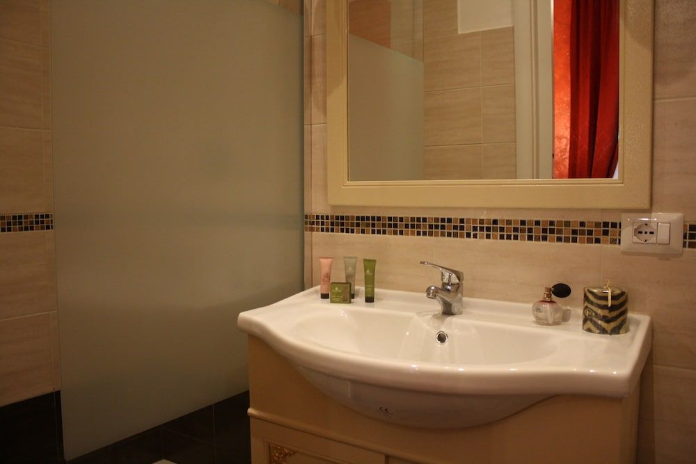 Pope's Suites Junior Double Room (Rosso / Beige) 18