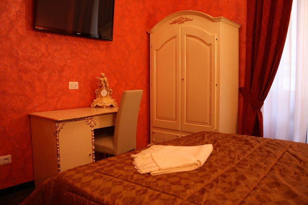 Pope's Suites Junior Double Room (Rosso / Beige) 28