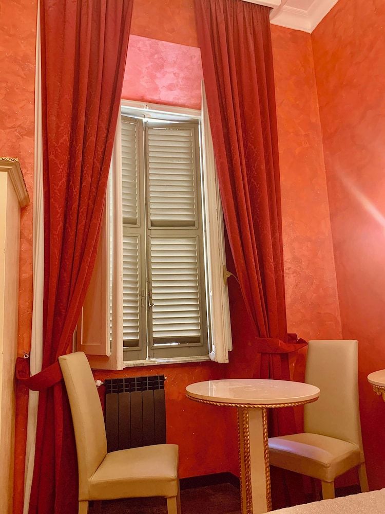 Pope's Suites Junior Double Room (Rosso / Beige) 35