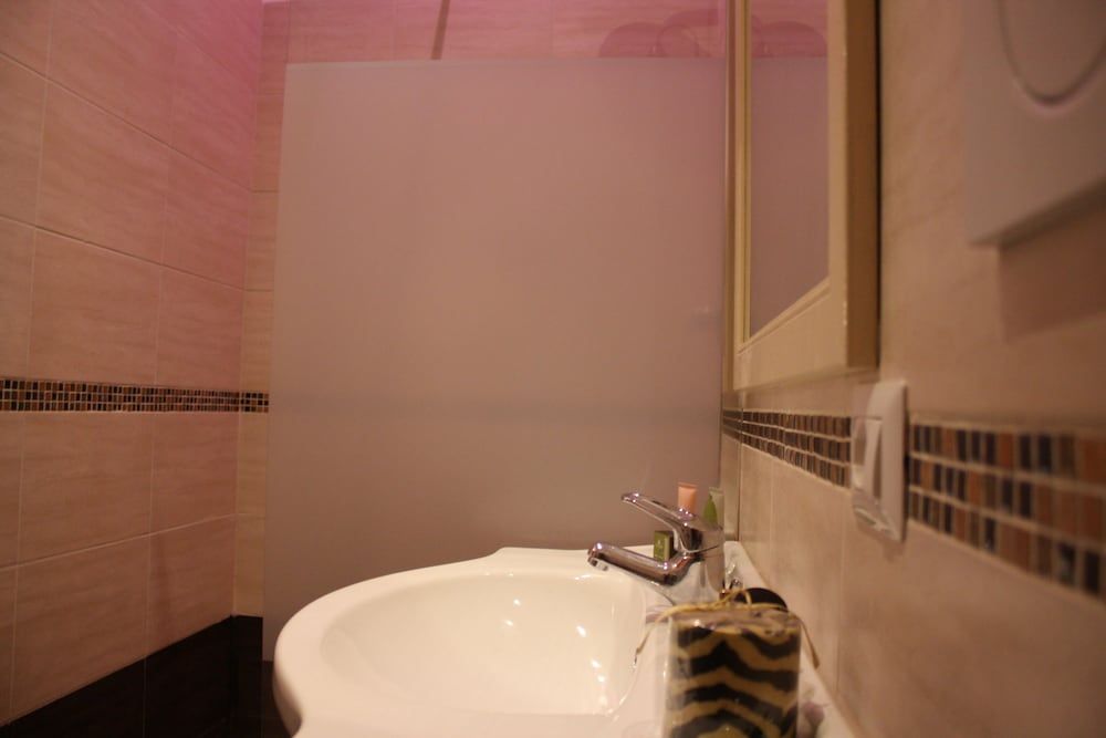 Pope's Suites Junior Double Room (Rosso / Beige) 16