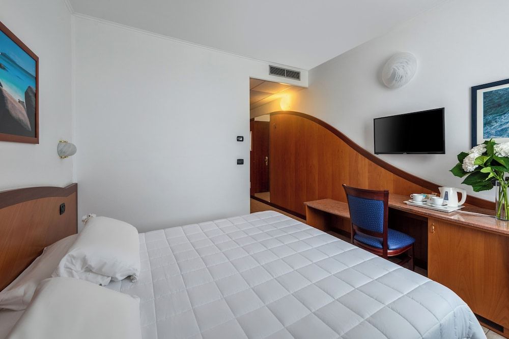 Rivoli Hotel Classic Double Room 8