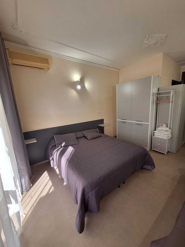 Tarchon Luxury B&B Deluxe Triple Room, 1 Bedroom, Private Bathroom, Garden Area 2