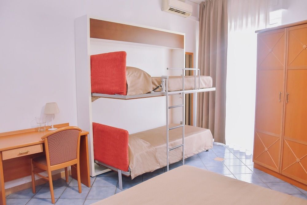 Hotel Piccolo Sogno Quadruple Room (with internal private bathroom) 2