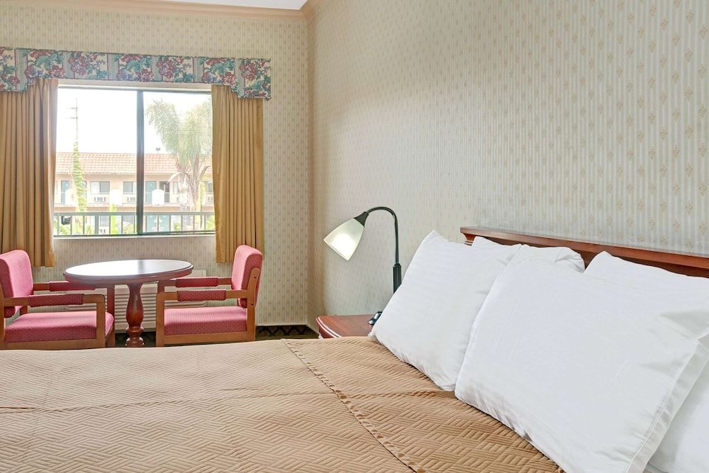 Standard Room, 1 Queen Bed