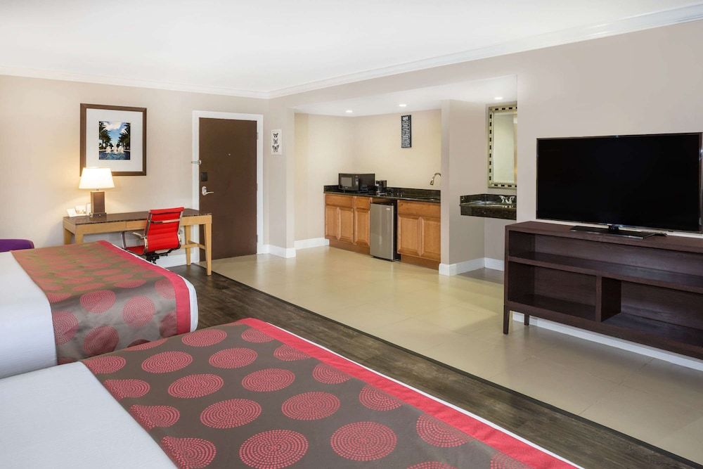 Deluxe Room, Multiple Beds, Non Smoking