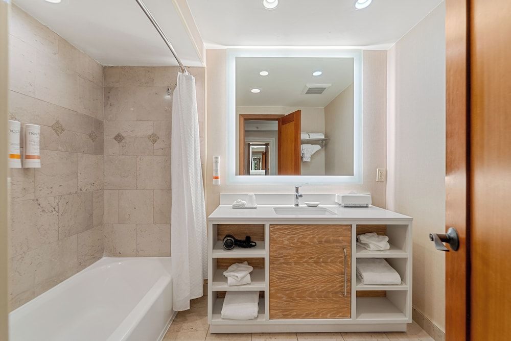 Humphreys Half Moon Inn Standard Room, 1 King Bed (Tropical) 4