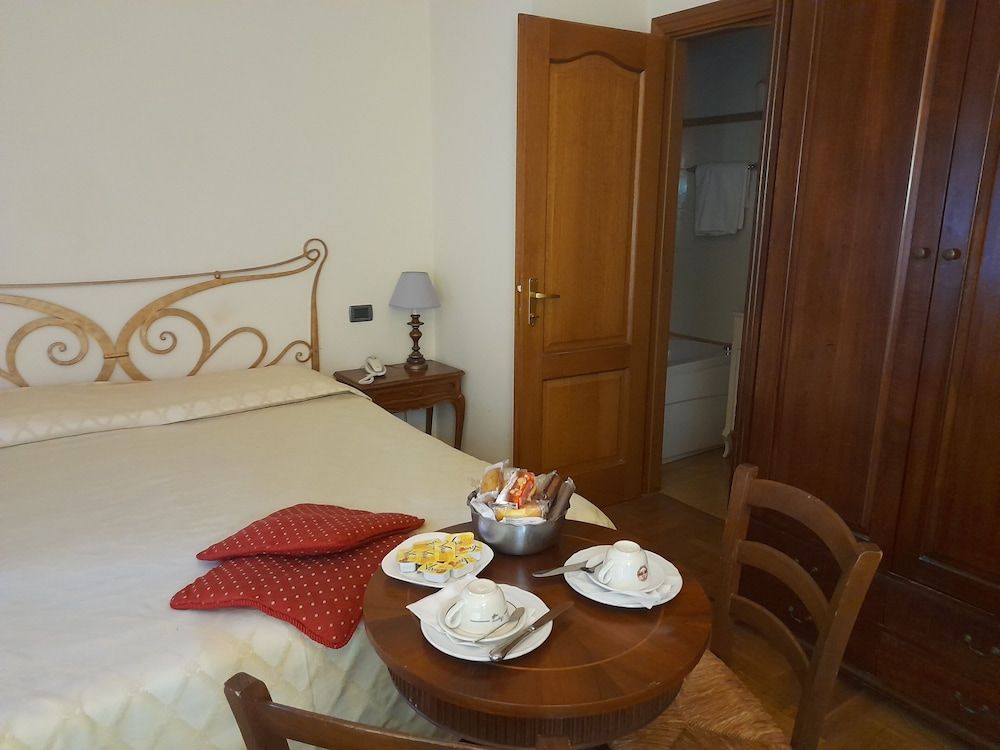 Petit Château Standard Triple Room, Ensuite, Courtyard View 2